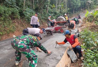 Babinsa Koramil 0806/12 Munjungan Bersama Bhabinkamtibmas saat Bantu Warga Perbaiki Jalan Rusak