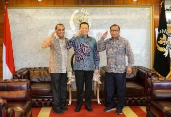  Bamsoet saat menerima Jajaran Rektorat Universitas Pattimura, di Ruang Kerja Ketua MPR RI, di Jakarta, Selasa (20/9/22).