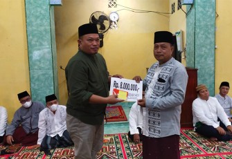 Bupati Seluma Erwin Octavian saat memberikan bantuan secara simbolis ke pengurus Masjid Raudhatul Jannah Kelurahan Masmambang, Kecamatan Talo, Kabupaten Seluma, Sabtu (09/04/2022).