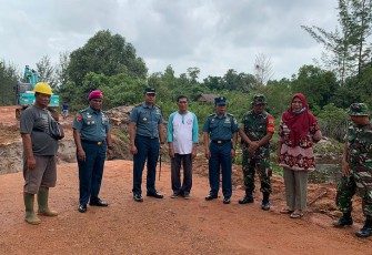  Saat peninjauan jalan terputus akibat cuaca ekstrim di kawasan Todak, Desa Persiapan Kebun Nyiur, Kecamatan Singkep, Kabupaten Lingga, Kamis (30/6/2022)