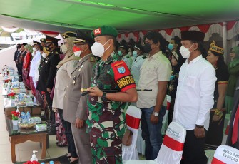 Dansatgas Pamtas RI-Malaysia Yonif 645/Gty saat Ikuti Upacara Peringatan HUT Kemerdekaan RI Ke-77