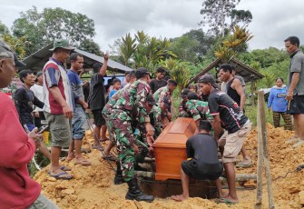 Personel Satgas Pamtas RI-Malaysia saat Bantu Proses Pemakaman Masyarakat di Perbatasan