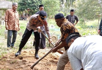 Kapolsek Peureulak Barat saatg Ikut Antarkan Jenazah ke Pemakaman