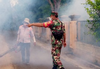 Babinsa Koramil Wungu saat dampingi Tim Kesehatan Lakukan Fogging 