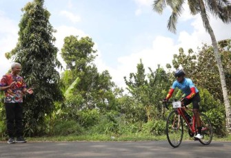 Gubernur Jateng saat memberikan semangat kepada peserta gowes