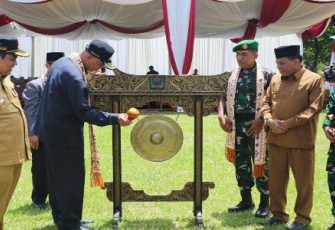 Gubernur Sumbar Mahyeldi saat berada di Lapangan Bola INS Kayu Tanam, Kabupaten Padang Pariaman.