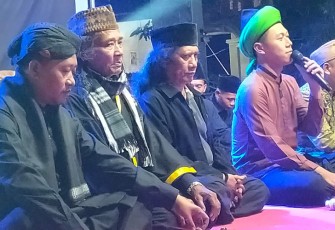 Gus Yusuf Pondok Lirboyo, calon ketua umum pimpinan pusat (PP) Pagar Nusa masa bakti 2022-2025 (peci hitam), saat menghadiri kegiatan Ijazah Kubro dalam rangka Haul Pendiri dan Guru Besar Pencak Silat NU Pagar Nusa, Gus Malik, di Padepokan Pagar Nusa Cabang Trenggalek, Desa Kerjo, Kecamatan Karangan, Kabupaten Trenggalek.