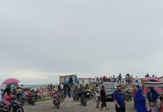Abaikan Instruksi Bupati Pesibar, Pengunjung Wisata Labuhan Jukung Tumpah Ruah