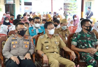Agus Istiqlal Tinjau Pelaksanaan Vaksinasi Covid-19 di SDN 1 KRUI