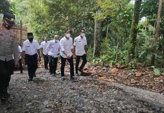 Bupati Trenggalek, Mochamad Nur Arifin, saat meninjau jalan rusak parah, di Desa Dukuh, Kecamatan Watilimo, Rabu (12/1/2022) (Foto : Hardi Rangga, klikwarta.com).