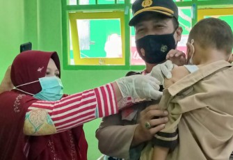 Takut Jarum Suntik, Pelajar SD Minta Digendong Polisi Saat Vaksin