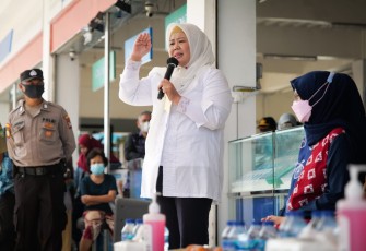Wakil Gubernur Hj Marlin Agustina mengatakan, naiknya harga bahan pokok, terutama minyak goreng, sangat menganggu kaum ibu dalam mengatur pengeluaran rumah tangganya. 