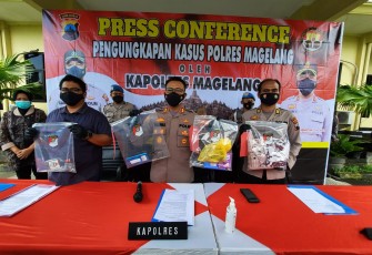 Konferensi Pers dipimpin Kapolres Magelang, AKBP Mochammad Sajarod, didampingi Kasatreskrim Magelang AKP M. Alfan Armin dan Kasi Humas AKP Abdul Muthohir.