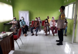 Kapolsek Weleri saat melalukan pemantauan pelaksanaan vaksinasi di Puskesmas Weleri 2, Kendal