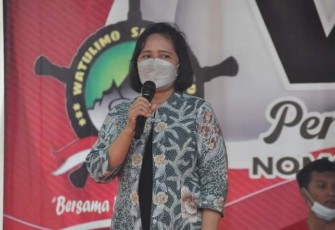 Penjabat Sekda Kabupaten Trenggalek, Anik Suwarni, saat memberikan sambutan dalam acara santunan anak yatim yang di gelar oleh Watulimo Satu Tekad (WAST), Minggu (16/1/2022).