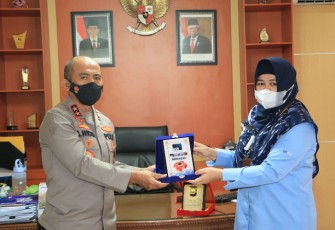 Acara kunjungan silaturahmi kemudian diakhiri dengan penyerahan cinderamata dan fhoto bersama