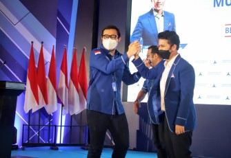Musda PD Jatim, Bayu Airlangga dan Emil Elistianto Dardak berjabat tangan