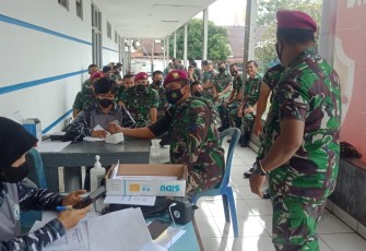 Prajurit Yonmarhanlan VIII Bitung saat mengantri untuk melaksanakan Vaksinasi tahap tiga