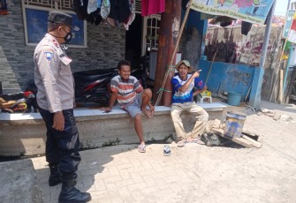 Bhabinkamtibmas Kelurahan Bandengan Polsek Pekalongan Utara melaksanakan Penerangan Keliling (Penling)
