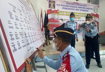 Penandatanganan komitmen bersama pembangunan Zona Integritas, oleh Petugas LP dan Rumah Penyimpanan Benda Sitaan Negara Kelas II B Arga Makmur, Bengkulu