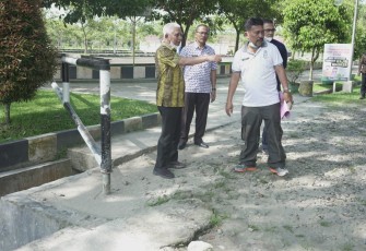 Bupati Asahan, H. Surya, BSc, saat meninjau lokasi tempat kuliner di kompleks hutan Kota