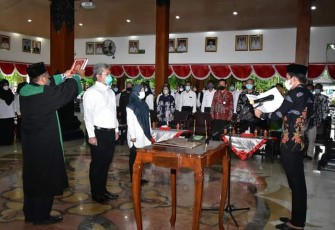 Wabup Trenggalek, Syah Muhamad Natanegara, saat melantik dan mengambil sumpah tenaga PPPK Kabupaten Trenggalek, di Pendopo Manggala Praja Nugraha, Jumat (28/1/2022) (Foto : Hardi Rangga, klikwarta.com)