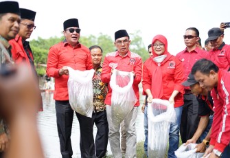 Wagub Rosjonsyah tebar 10.000 benih ikan Nila di Danau Kembar, Desa Tanjung Agung Kecamatan Maje