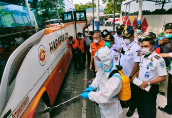 Penyemprotan disinfektan dan pembagian masker di Terminal Purabaya, Sidoarjo
