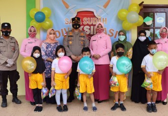 Foto bersama Kapolres beserta rombongan saat meninjau vaksinasi anak TK Kemala Bhayangkari 10 Cabang Lingga  