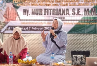 Anggota DPRD Jatim dapil XIV (Madura) Nur Fitriana saat jaring aspirasi masyarakat, di Desa Aengbaja Kenek, Kecamatan Bluto, Sumenep