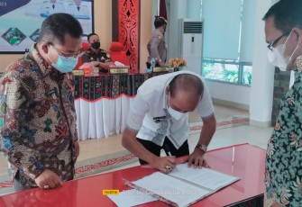 Wakil Bupati Samosir saat menandatangani hasil forum