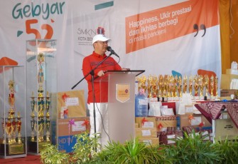 Gubernur Rohidin saat berkunjung ke SMKN 1 Kota Bengkulu, Minggu (6/2/2022)