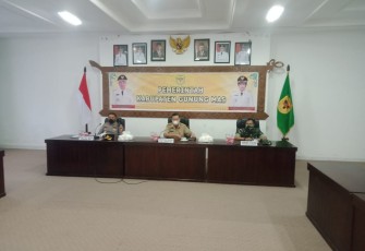 Pabung Gumas Kodim 1016/Palangka Raya Mayor Inf Idham Khalid, S.Ag, bersama unsur Forkopimda Kabupaten Gunung Mas menghadiri Vicon bersama Presiden RI