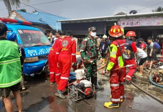 Babinsa Koramil 1016-01/Pahandut dan Bhabinkamtibmas Panarung bantu evakuasi kebakaran rumah di Jl. Akasia