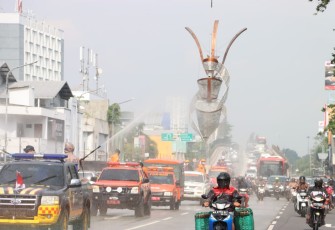 Penyemprotan disinfektan oleh Satgas gabungan Surakarta, di jalan protokol dan lokasi strategis