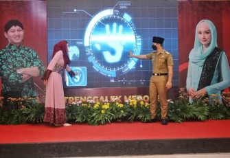 Bupati Trenggalek, saat melaunching pakaian dinas harian ASN produk UMKM lokal, di Pendopo Manggala Praja Nugraha, Senin (14/2/2022) (Foto : Hardi Rangga, klikwarta.com).