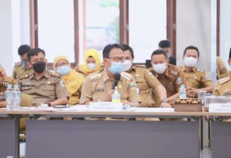 Bupati Pesisir Barat, Agus Istiqlal, saat menghadiri rapat penanganan Covid-19 varian Omicron, di Mahan Agung, Bandar Lampung