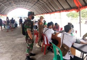Babinsa Koramil 1016-06/Kurun, Serda Stevy Alimin, monitor giat vaksinasi