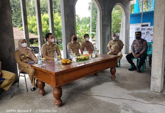 Bupati Kendal saat meninjau pembangunan Musala, di Desa Pekuncen, Kecamatan Pegandon