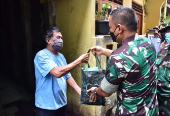 Pangdam Jaya saat menyerahkan sembako kepada warga Isoman