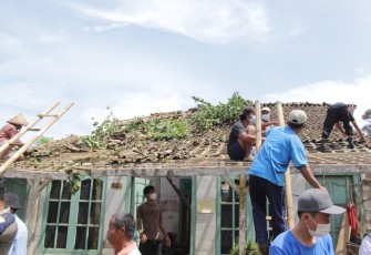 Proses perbaikan salah satu rumah warga yang terdampak puting beliung