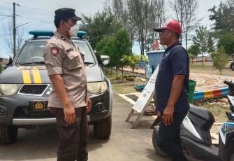 Bhabinkamtibmas Polsek Pekalongan Utara, Aiptu Haryanto dan Babinsa sambangi tempat wisata