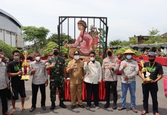 Pameran dan kontes Bonsai Nasional piala Bupati Tulungagung di halaman parkir GOR Lembu Peteng