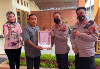 Kapolres Klaten saat memberikan penghargaan kepada Tukiman alias Ragil