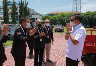 Wali Kota Bitung Ir. Maurits Mantiri, saat menerima bantuan dari Bank Prisma Dana