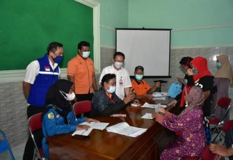 Plt Kepala Dinas Sosial dan PPPA Kabupaten Trenggalek, saat mendampingi Pj Sekda tinjau penyaluran Bansos Pangan, di Desa Sambirejo, Trenggalek