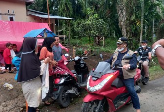 Dengan menggunakan motor matic, Bupati Pasaman, Benny Utama, saban hari tinjau langsung keadaan warga Malampah