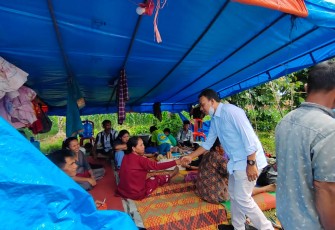 Ketua DPRD pasaman, Bustomi, saat mengunjugi warga terdampak gempa, di tenda pengungsian