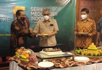 Budiman Sudjatmiko (tengah) saat peringatan HUT ke-5 SMSI di Jakarta 7 Maret 2022 (Foto: Istimewa)
