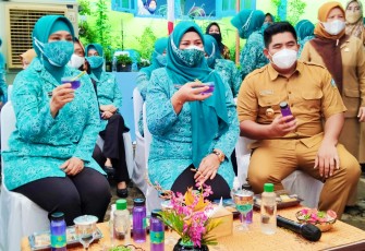 Plt Bupati Bintan, Roby Kurniawan bersama Ketua TP PKK Pusat, Tri Tito Karnavian dan Ketua TP PKK Kepri, Dewi Kumalasari Ansar